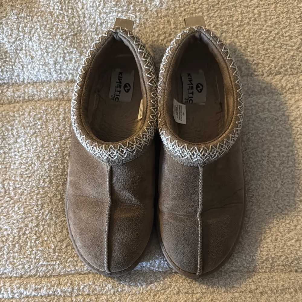 Embroidered ankle slippers
